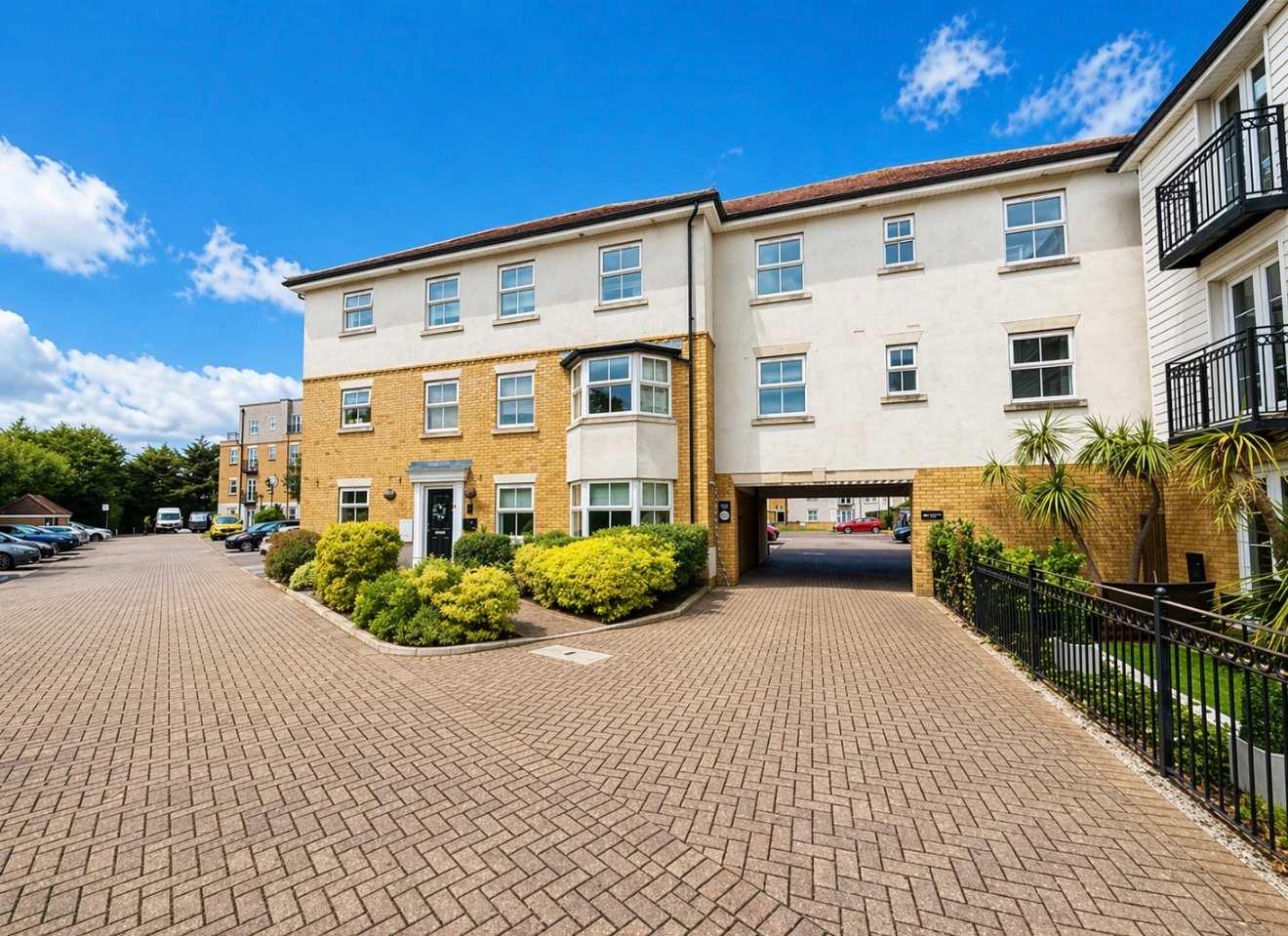 Modern two bedroom apartment in Gated development - LET AGREED - Image 7