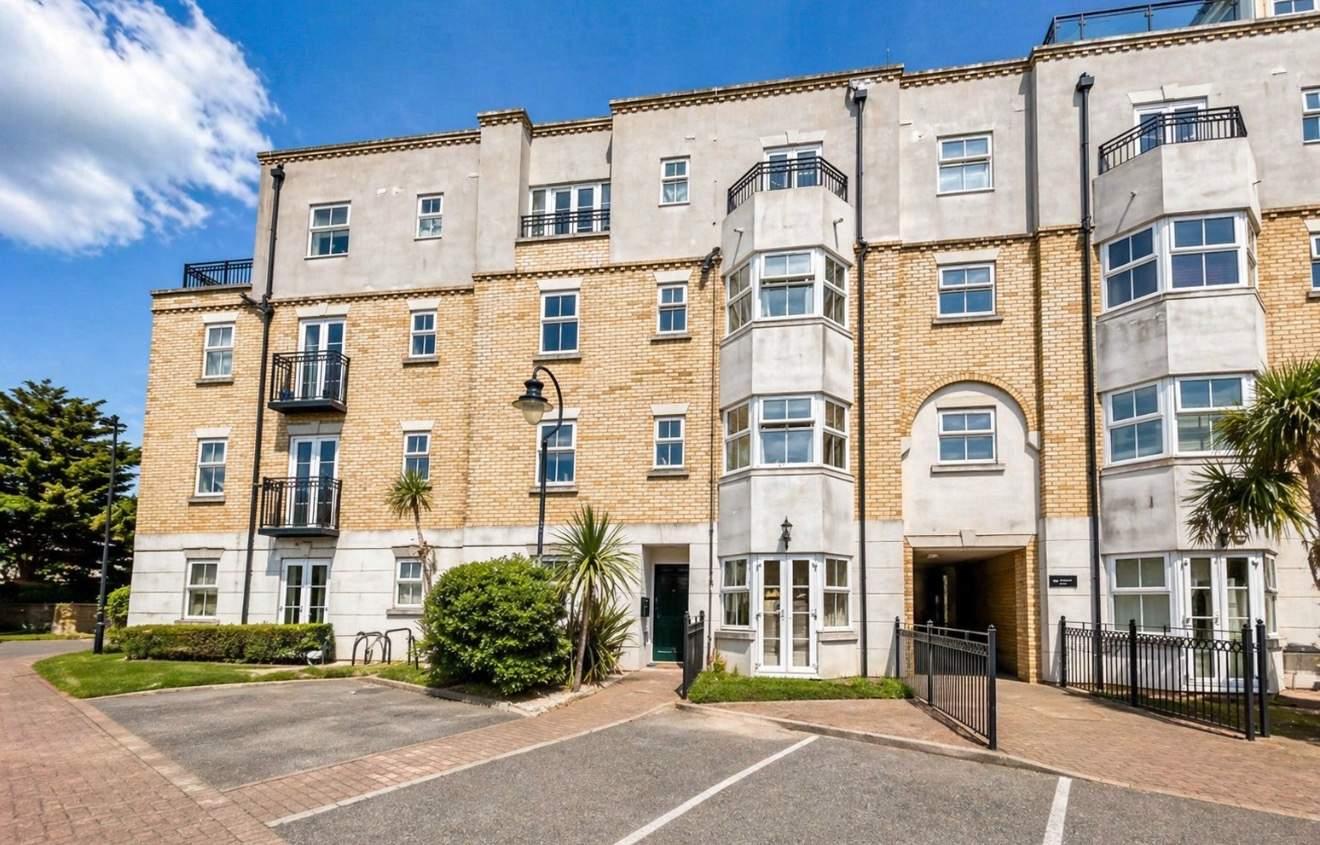 Modern two bedroom apartment in Gated development - LET AGREED - Image 8