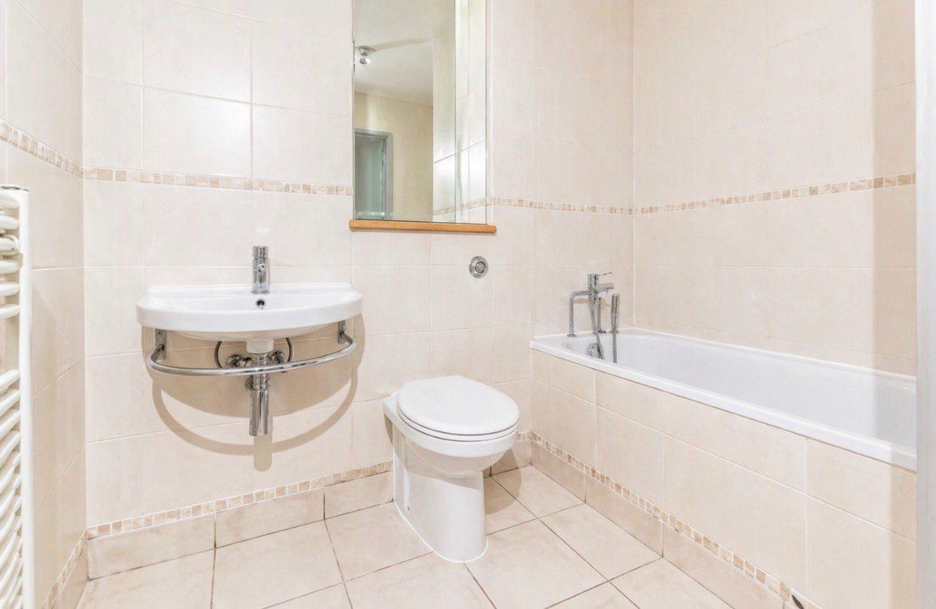 Modern two bedroom apartment in Gated development - LET AGREED - Image 5